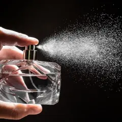 Różnica między perfumami a wodą toaletową – co warto wiedzieć?