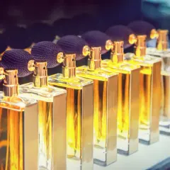 Dlaczego perfumy na mnie nie pachną? Odkryj przyczyny braku zapachu