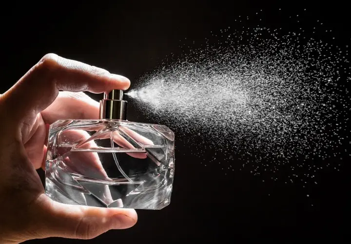 Różnica między perfumami a wodą toaletową – co warto wiedzieć?