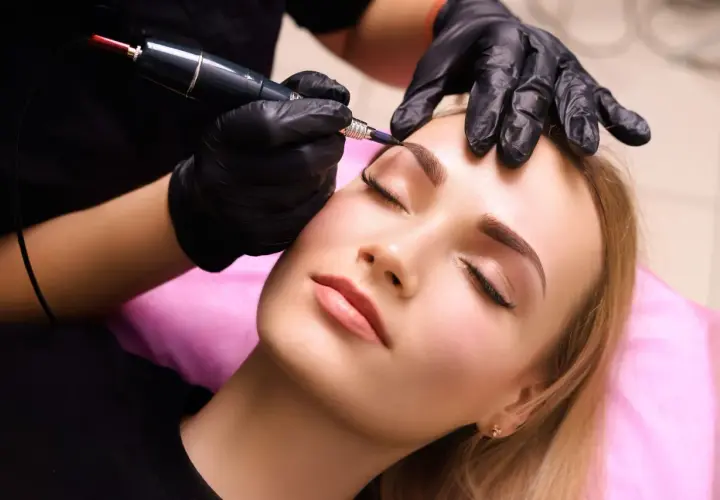 Dlaczego nie można pić kawy przed makijażem permanentnym? Uniknij problemów