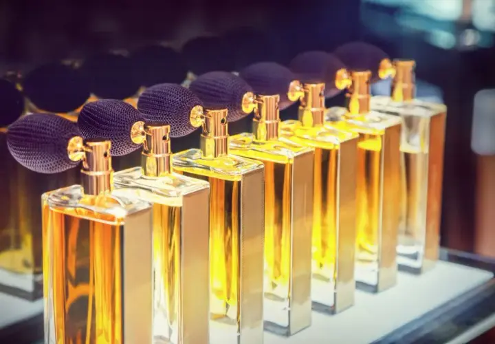 Dlaczego perfumy na mnie nie pachną? Odkryj przyczyny braku zapachu