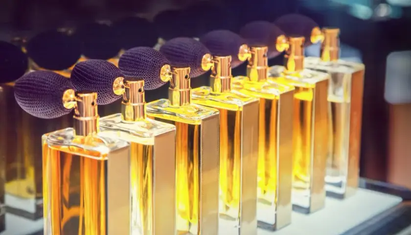 Dlaczego perfumy na mnie nie pachną? Odkryj przyczyny braku zapachu