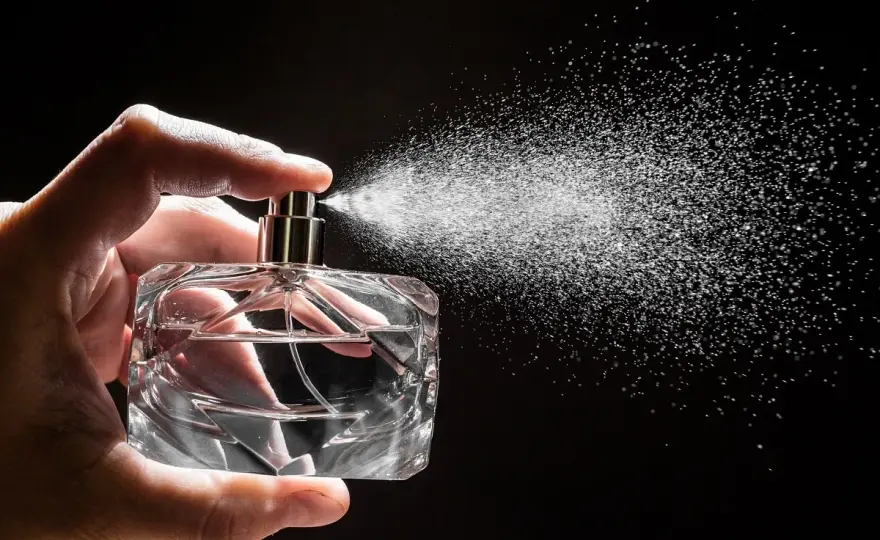 Różnica między perfumami a wodą toaletową – co warto wiedzieć?