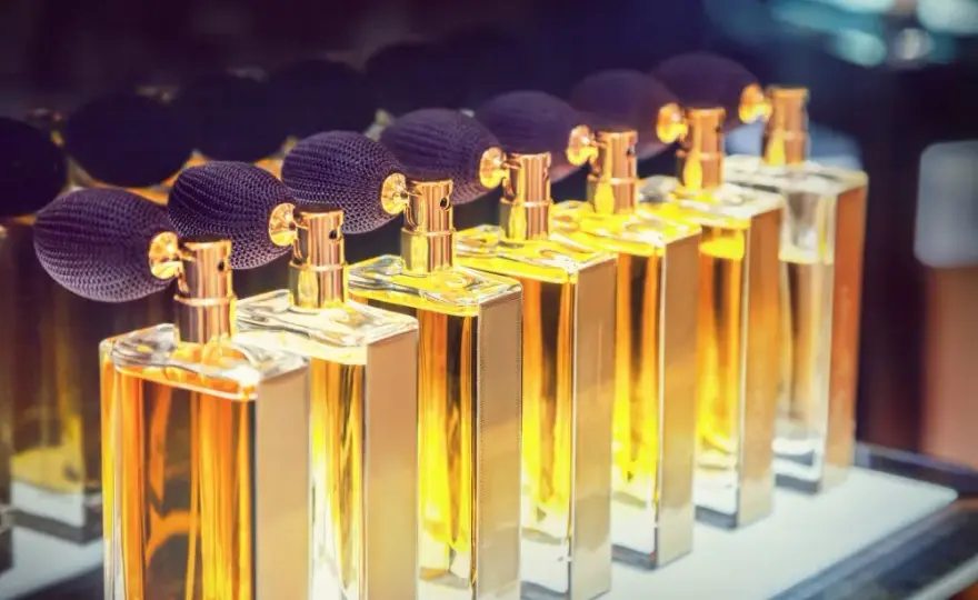 Dlaczego perfumy na mnie nie pachną? Odkryj przyczyny braku zapachu
