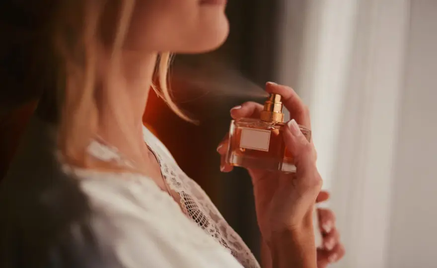 Ile psiknięć perfum używać, aby uniknąć przesady w aplikacji?