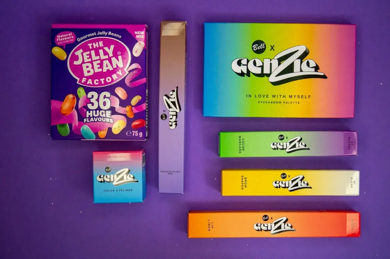 Zestaw kosmetyków Bell x GenZie: paleta cieni, eyeliner, tusz, pomada do brwi i pomadka. Sprawdź, ile kosztują kosmetyki GenZie!