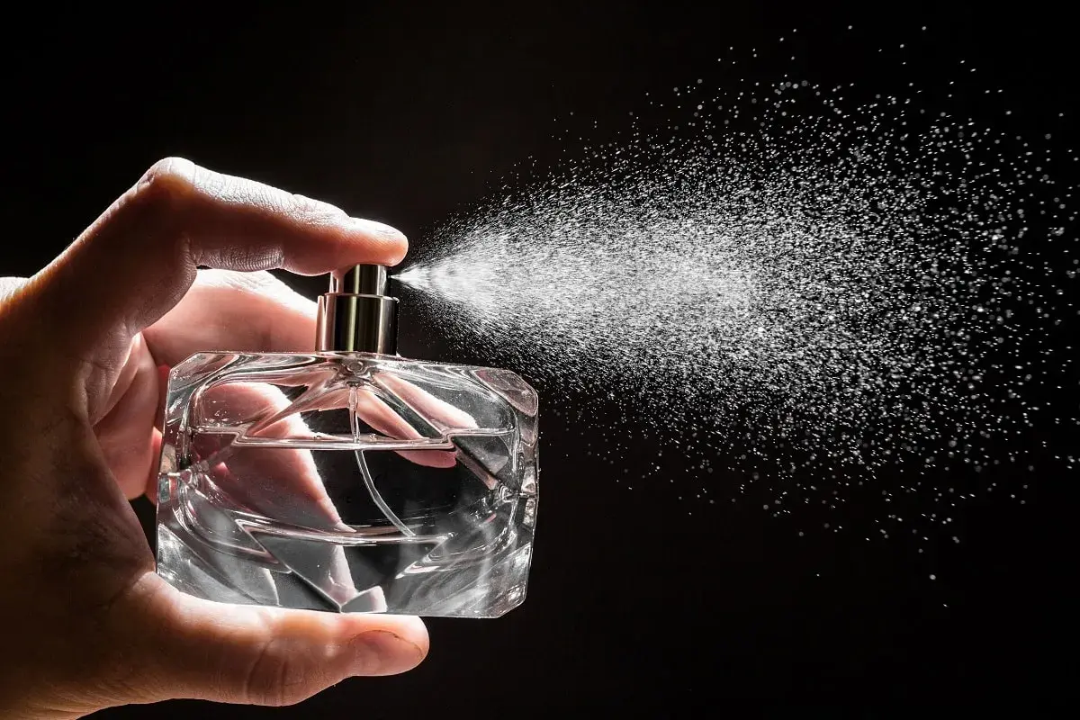 Różnica między perfumami a wodą toaletową – co warto wiedzieć?