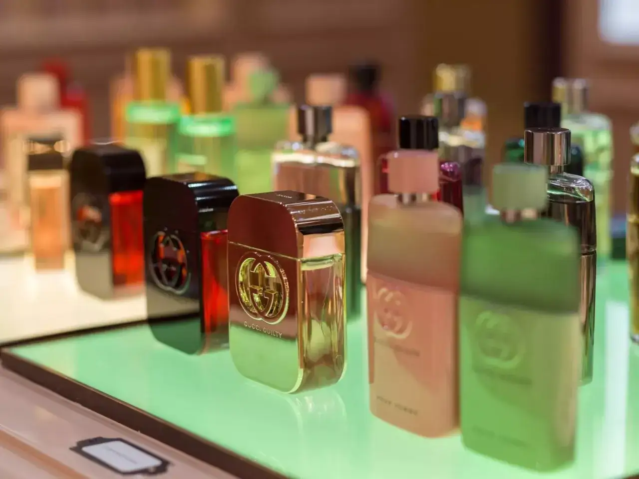 Rząd flakonów perfum Gucci Guilty, gdzie kupić oryginalne testery perfum.